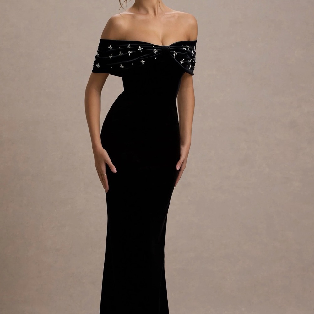 Chic Black Off-Shoulder Maxi Dress